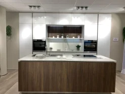 Cucina moderna con isola bianca in laccata lucido Lounge^Veneta Cucine Outlet