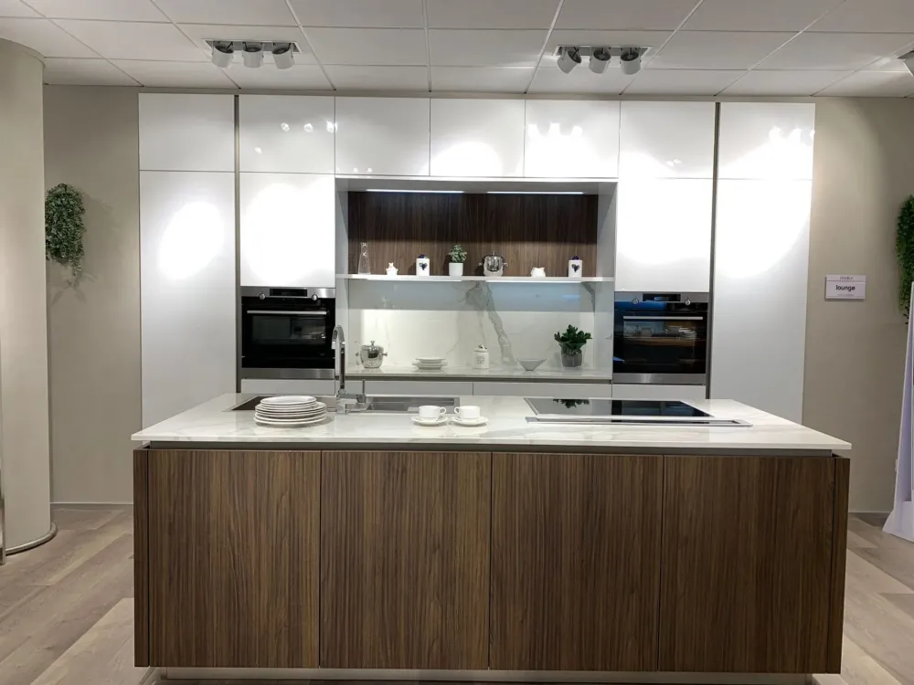 Cucina moderna con isola bianca in laccata lucido Lounge^Veneta Cucine Outlet