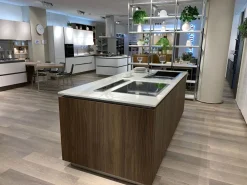 Cucina moderna con isola bianca in laccata lucido Lounge^Veneta Cucine Outlet