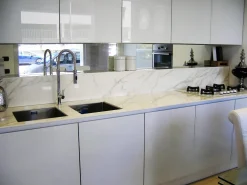 Arredo3 Cucina Vetro design bianca lineare scontata 38%- Cucine Lineari|Cucine Design