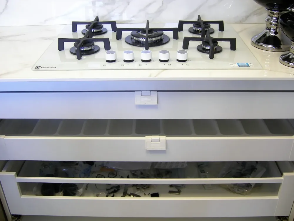 Arredo3 Cucina Vetro design bianca lineare scontata 38%- Cucine Lineari|Cucine Design