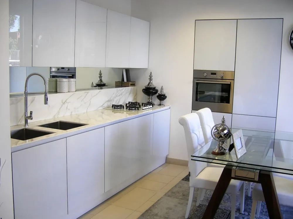 Arredo3 Cucina Vetro design bianca lineare scontata 38%- Cucine Lineari|Cucine Design