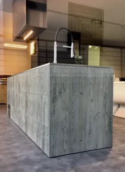 Cucina design ad isola altri colori in legno Line c - abete vecchio massello silver^Zampieri Cucine Best