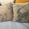 Collezione esclusiva Cuscini divano modello Shabby sugar skull della firma a prezzi outlet- Biancheria Per La Casa