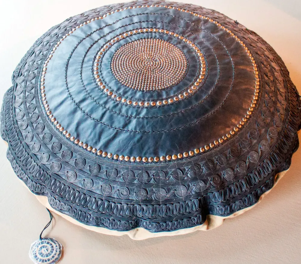 Cuscini divano Cuscino pelle tondo con borchie a prezzi SCONTATI^Pacha Mama Clearance