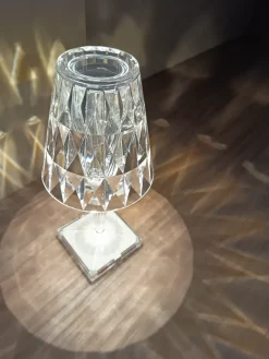 Kartell Da tavolo Battery a prezzo Outlet  approfittane ora!- Lampade Da Tavolo
