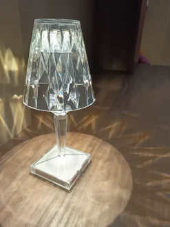 Kartell Da tavolo Battery a prezzo Outlet  approfittane ora!- Lampade Da Tavolo