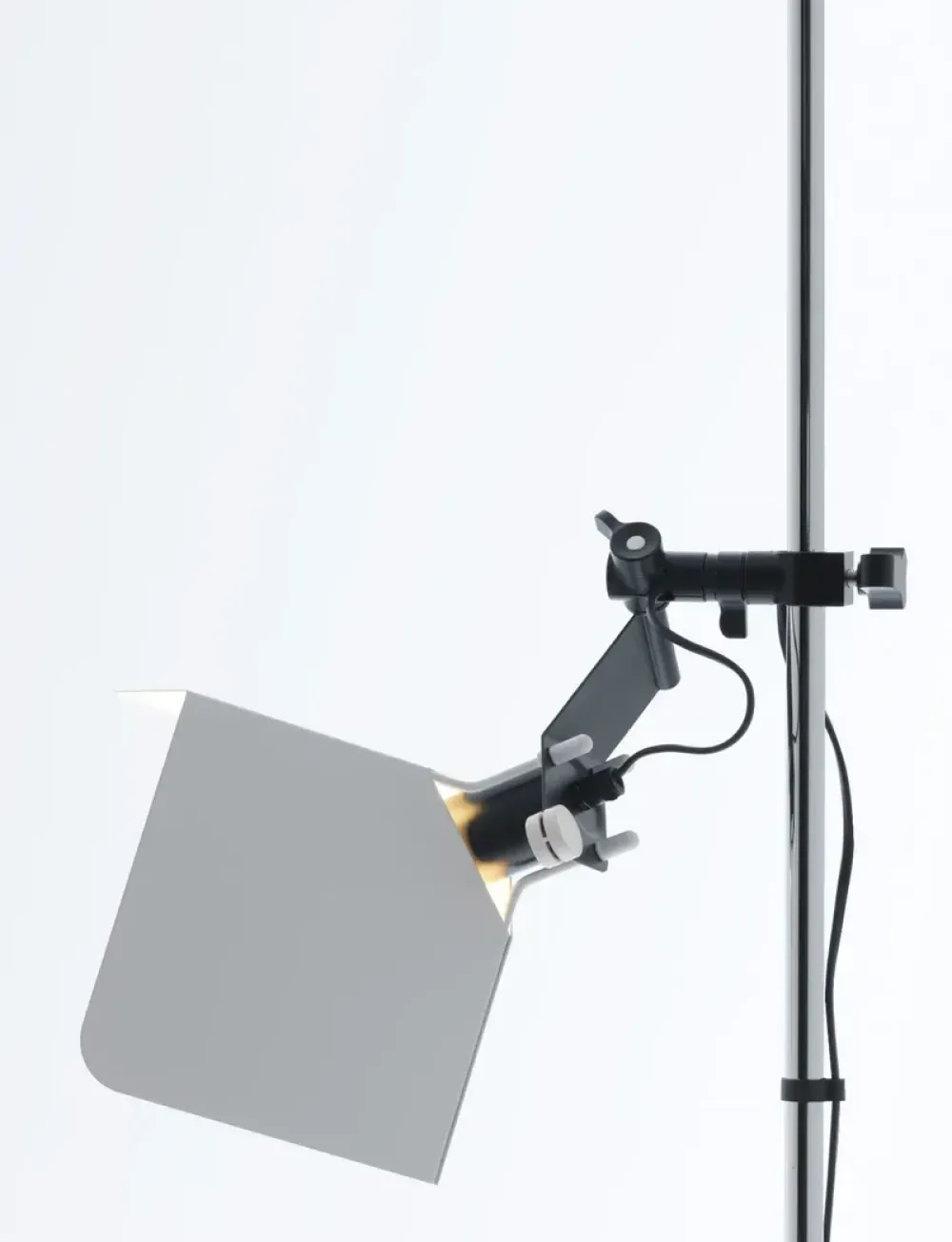 Linea Light Da terra Triedo piantana stilnovo stile Moderna a prezzi outlet- Lampade Da Terra