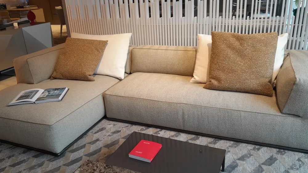 Clearance Divano Angolare modello Perry di con forte sconto Divani