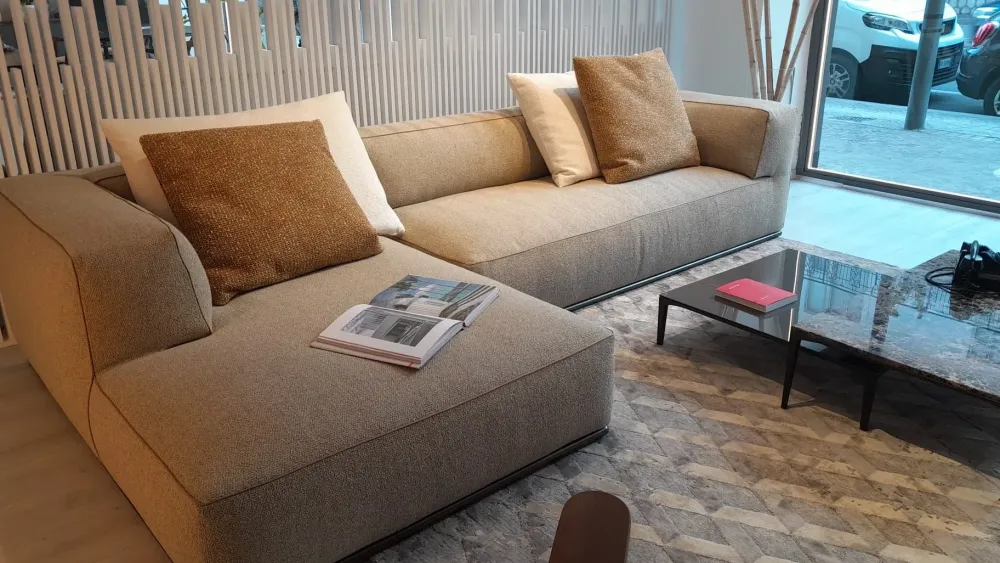 Clearance Divano Angolare modello Perry di con forte sconto Divani