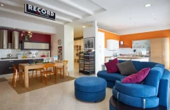 Artigianale Divano Angolare Virgola_completo_di_pouff a 2268€- Divani