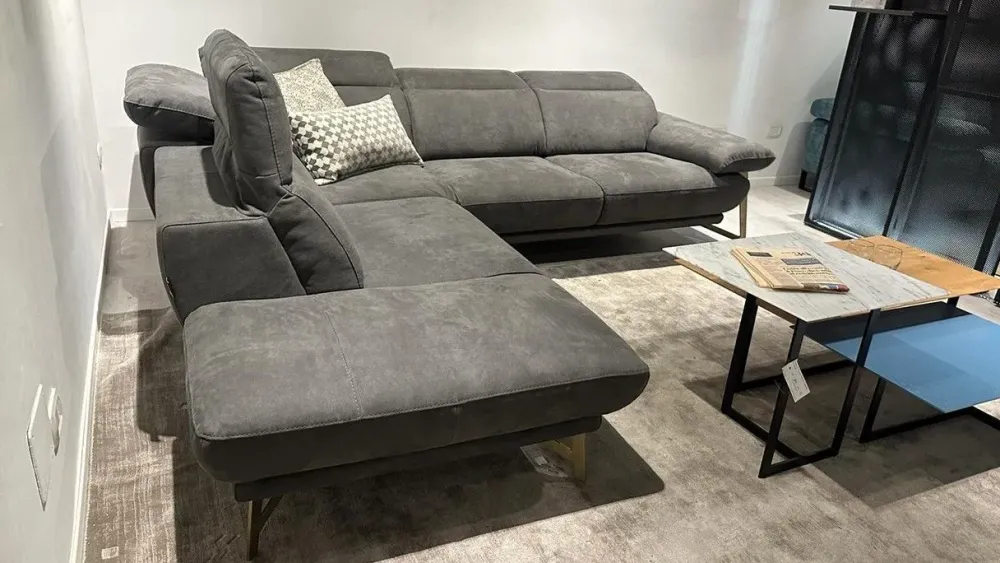 La casa moderna Divano Avery di in stile moderno in Offerta Outlet- Divani