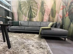 Divano con penisola Gregory a PREZZO OUTLET scontato del 50%^Doimo Salotti Online