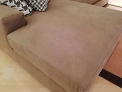 Rigosalotti Divano con penisola Kommodo a prezzi outlet- Divani