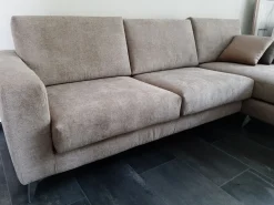 Outlet Divano con penisola Nevada in Tessuto a 1800€ Divani