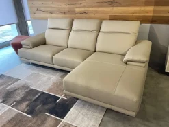 Calia Divano con penisola Orlando in Offerta Outlet- Divani