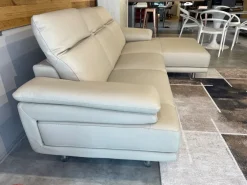 Calia Divano con penisola Orlando in Offerta Outlet- Divani