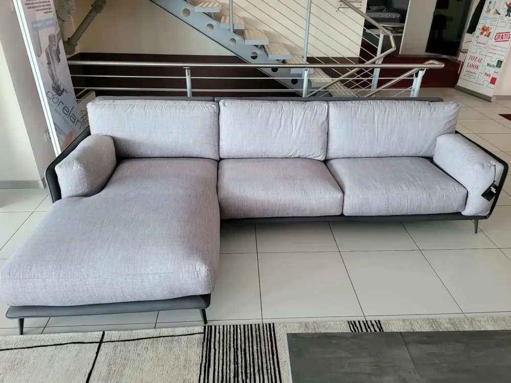 Divano con penisola tessuto in misto piuma a prezzo Outlet Divani