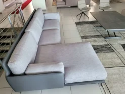 Divano con penisola tessuto in misto piuma a prezzo Outlet Divani