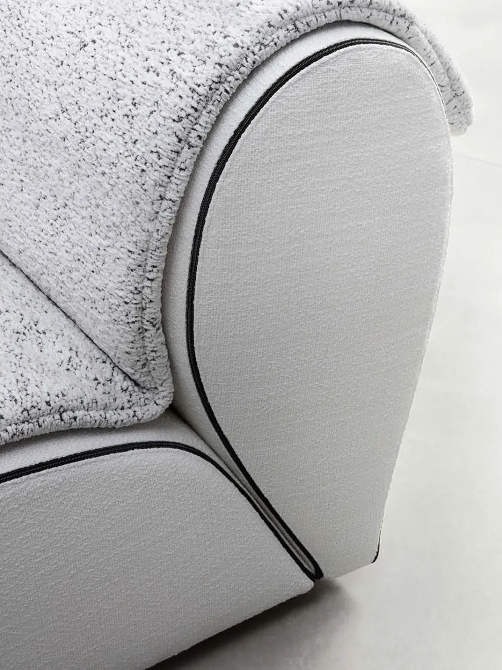 Flou Divano Flora in Tessuto a prezzo scontato- Divani