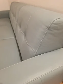 Outlet Divano Lineare 2 posti con chaise longue ad un prezzo conveniente Divani