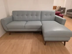 Outlet Divano Lineare 2 posti con chaise longue ad un prezzo conveniente Divani