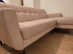 Divano Lineare 2 posti con chaise longue in pelle in Offerta Outlet a 900€^Artigianale Sale