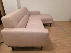 Divano Lineare 2 posti con chaise longue in pelle in Offerta Outlet a 900€^Artigianale Sale
