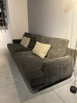 Divano lineare Brooklyn a PREZZO OUTLET scontato del 30% Divani