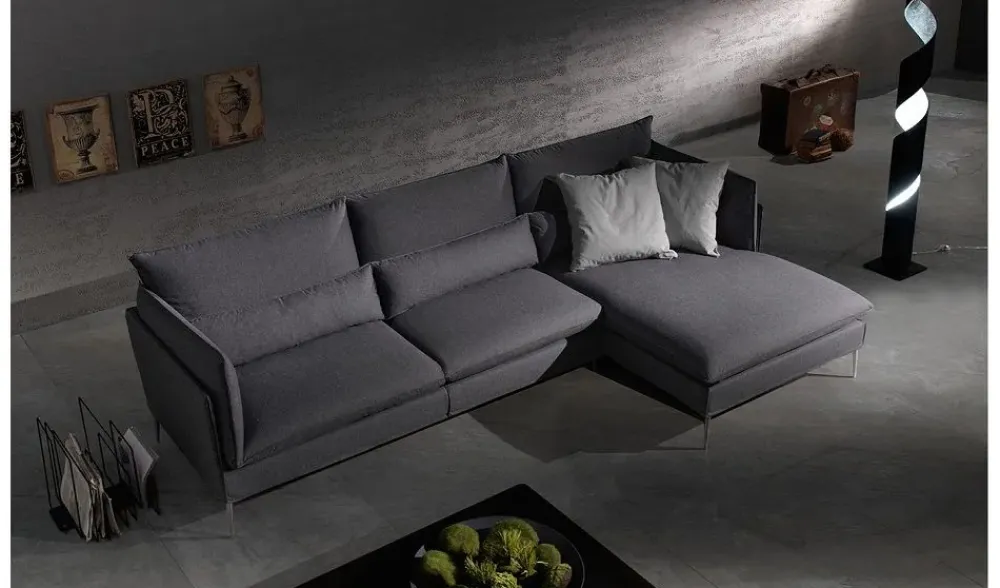 Hot Divano Lineare Divano mod.natalie con piedi cromati in promo-sconto del 50% a 1490 Euro Divani