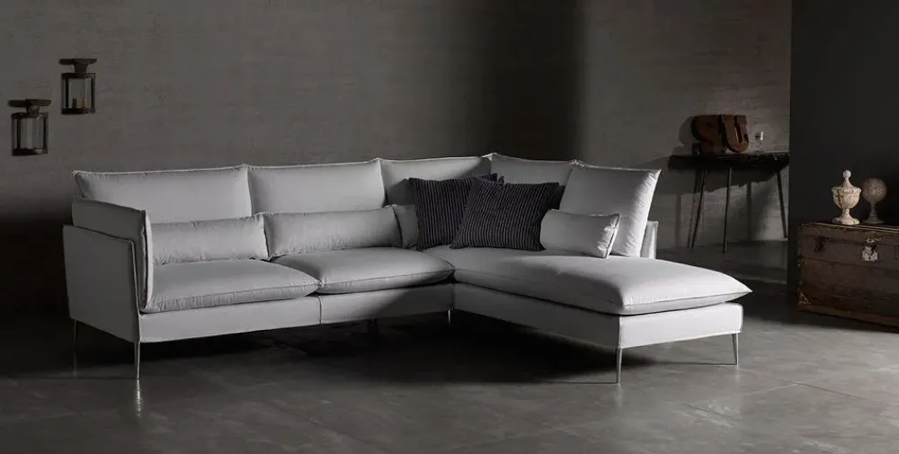 Hot Divano Lineare Divano mod.natalie con piedi cromati in promo-sconto del 50% a 1490 Euro Divani