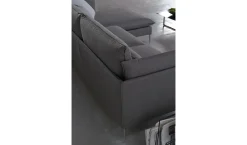 Hot Divano Lineare Divano mod.natalie con piedi cromati in promo-sconto del 50% a 1490 Euro Divani