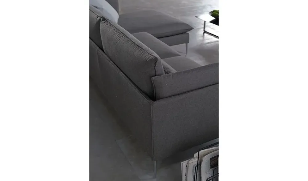 Hot Divano Lineare Divano mod.natalie con piedi cromati in promo-sconto del 50% a 1490 Euro Divani