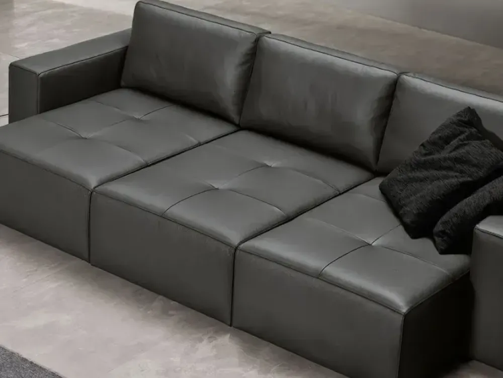 Excò Divano Lineare Divano mod.klauss con sedute estraibili rivestito in pelle fiore in promo-sconto del 50% a 2490 Euro- Divani