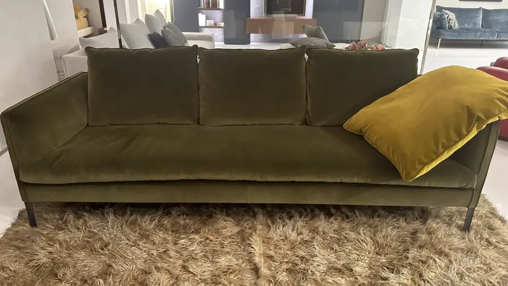 Outlet Divano lineare Paul di a prezzo ribassato Divani