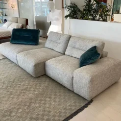 Saba Divano in Offerta Outlet con penisola in poliuretano.- Divani