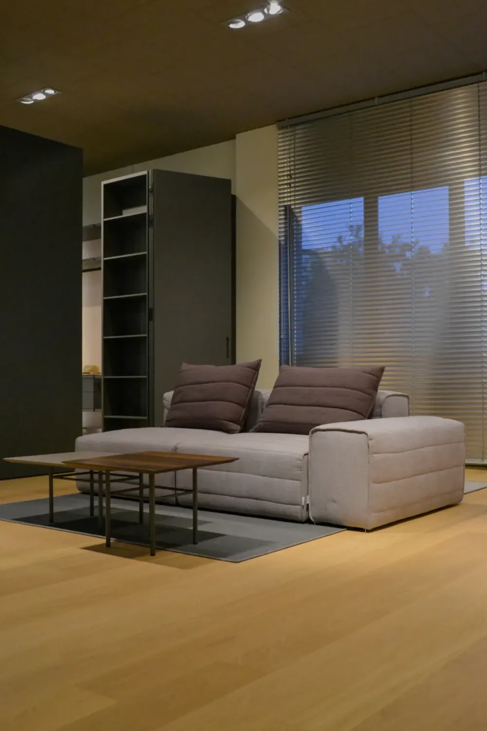 Gervasoni Divano Samet di in stile design a prezzo scontato- Divani