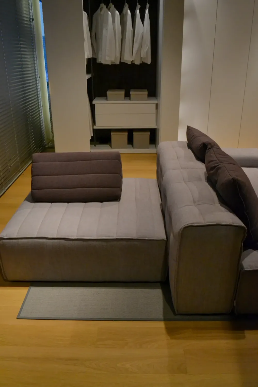 Gervasoni Divano Samet di in stile design a prezzo scontato- Divani