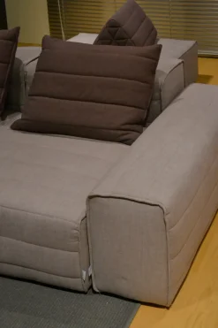 Gervasoni Divano Samet di in stile design a prezzo scontato- Divani