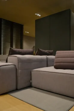 Gervasoni Divano Samet di in stile design a prezzo scontato- Divani