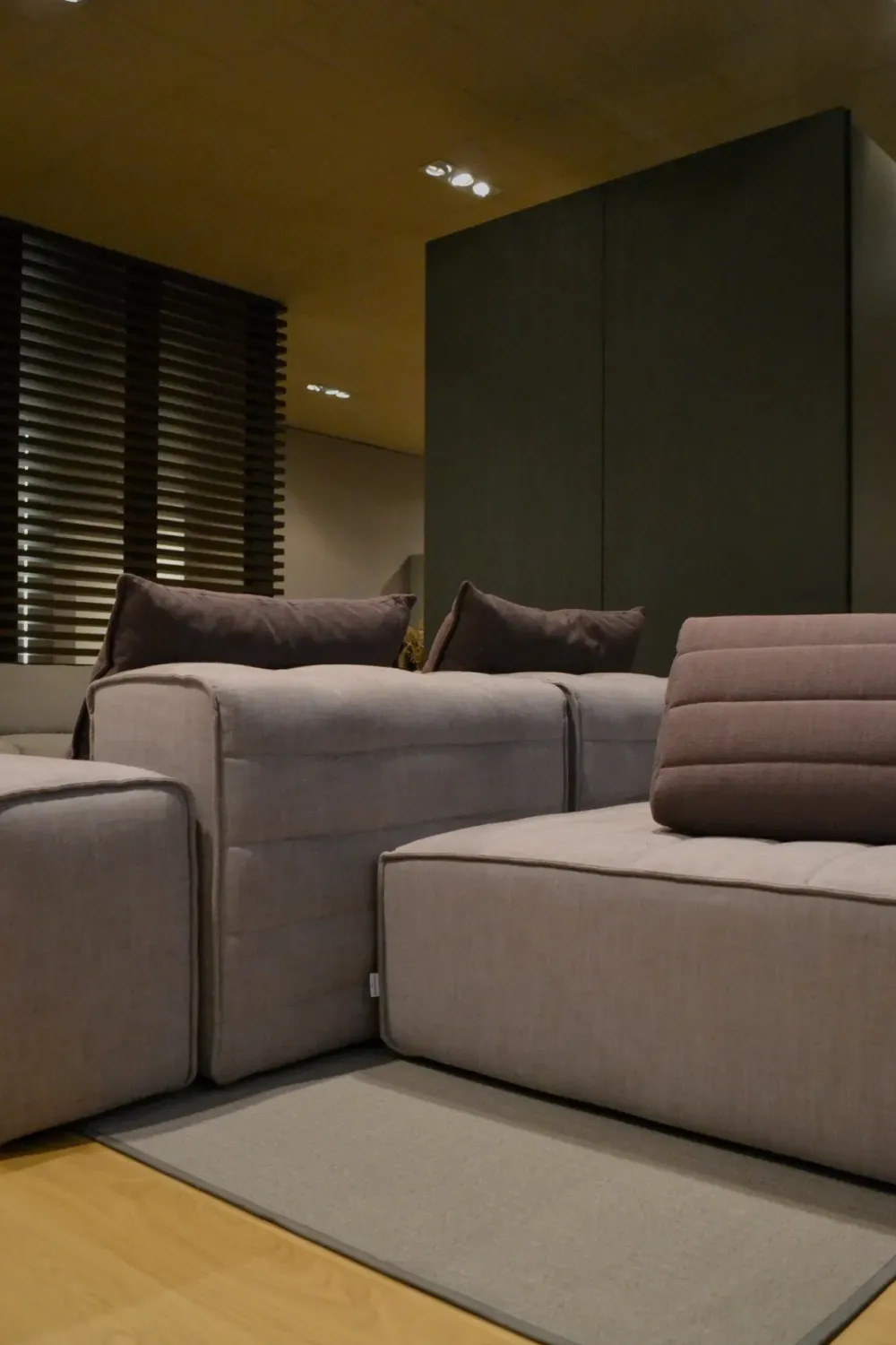 Gervasoni Divano Samet di in stile design a prezzo scontato- Divani