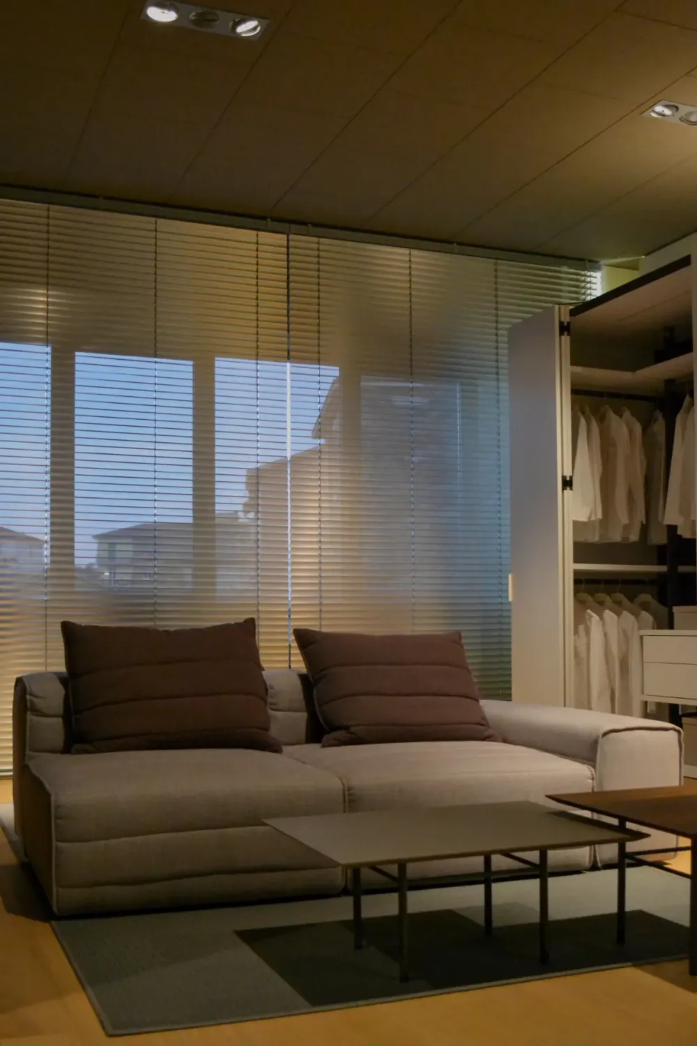 Gervasoni Divano Samet di in stile design a prezzo scontato- Divani