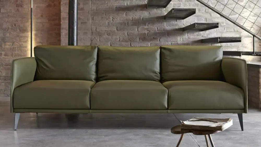 Doimo Salotti Divano Stuart : prezzo su richiesta. Lunghezza: 2,5 m.- Divani