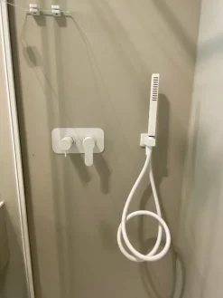 Megius Gruppo: miscelatore e soffione doccia : mobile bagno sospeso A PREZZI OUTLET- Mobili Bagno Sospeso