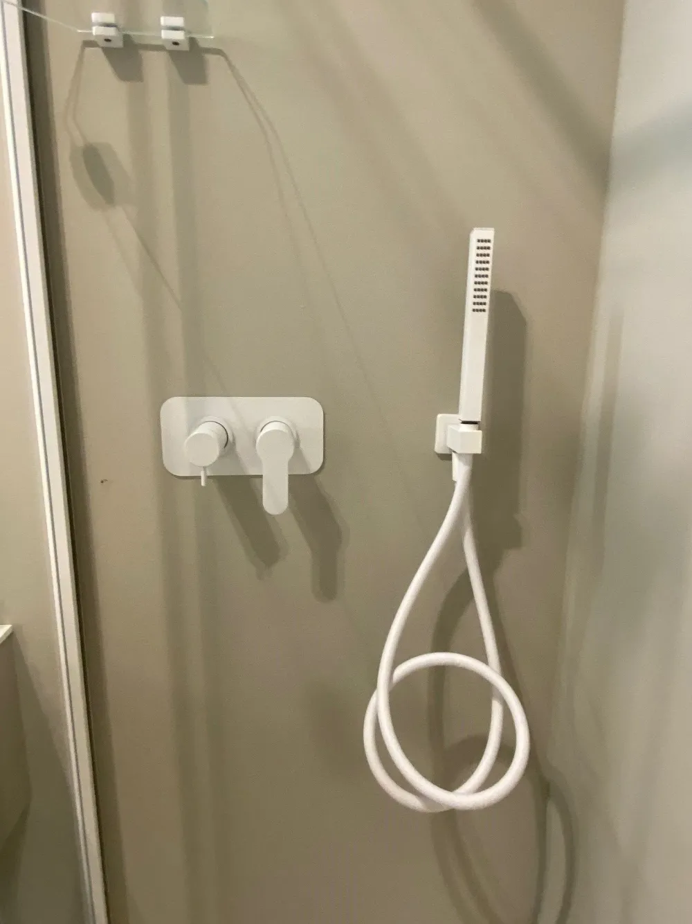 Megius Gruppo: miscelatore e soffione doccia : mobile bagno sospeso A PREZZI OUTLET- Mobili Bagno Sospeso