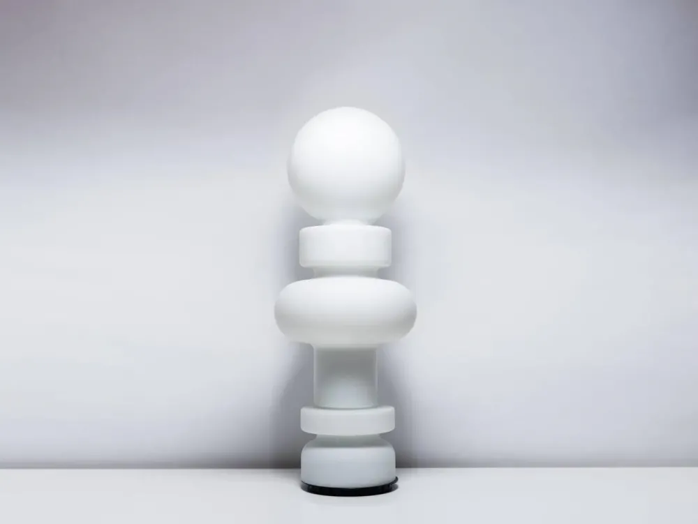 Lampada da tavolo Re in Offerta Outlet. Progettata da interni.^Fontana Arte Discount