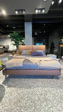 Twils Letto design con gambe Sail a prezzo ribassato- Letti