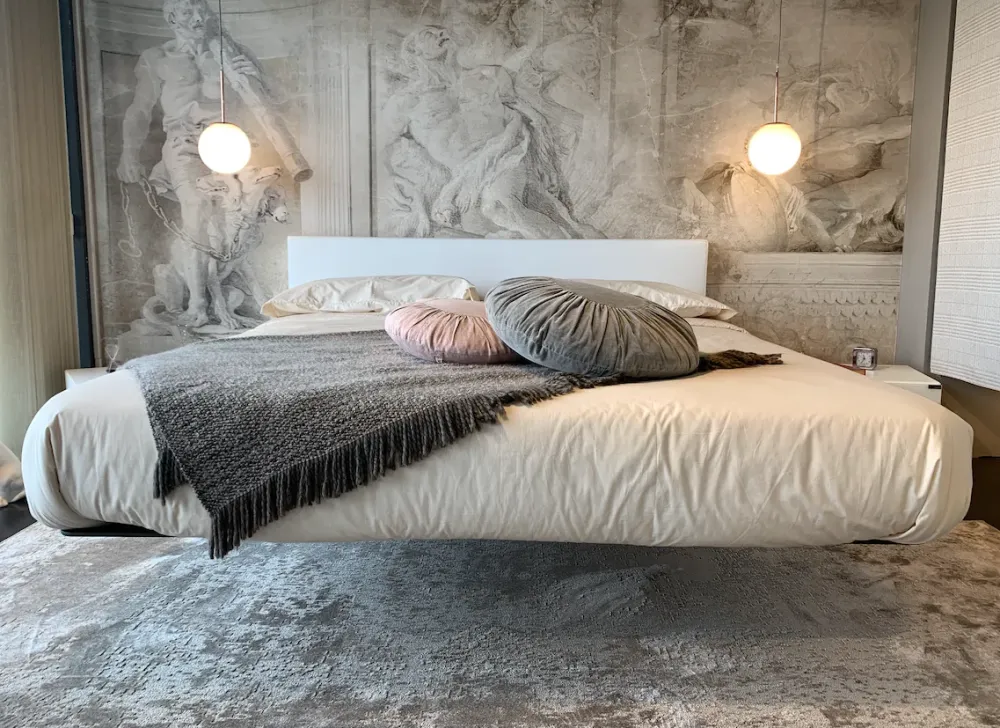 Hot Letto Fluttua con testata SCONTATO a PREZZI OUTLET Letti