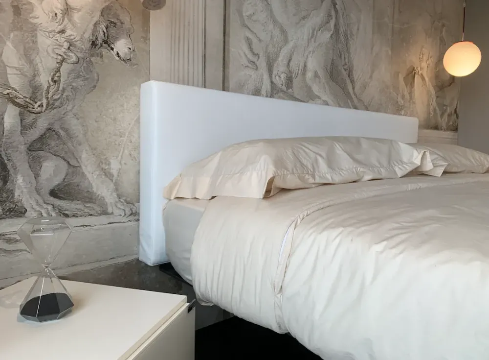 Hot Letto Fluttua con testata SCONTATO a PREZZI OUTLET Letti