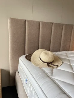 Letto imbottito con contenitore Letto testiera alta  a prezzo scontato^ZR Outlet